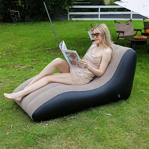 Beige-schwarzes, aufblasbares Liegesofa in einem Anwendungsbeispiel mit einer Frau