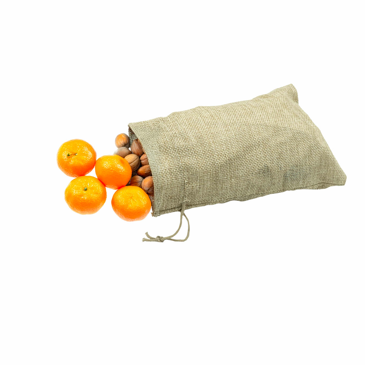 Beiger Stoffsack mit Mandarinen und Nüssen 