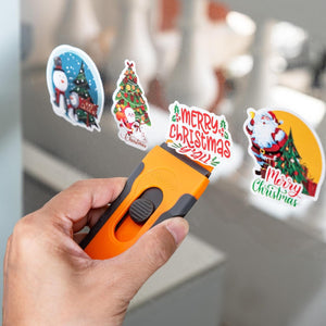 Orange-grauer, verstellbarer Glasschaber in einem Anwendungsbeispiel mit Stickern