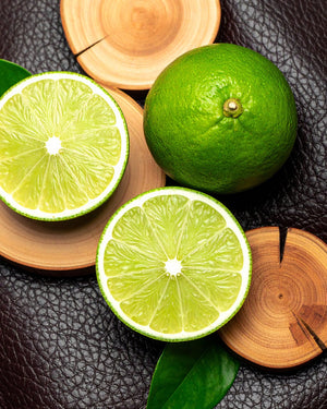 Holzscheiben mit Limettenscheiben