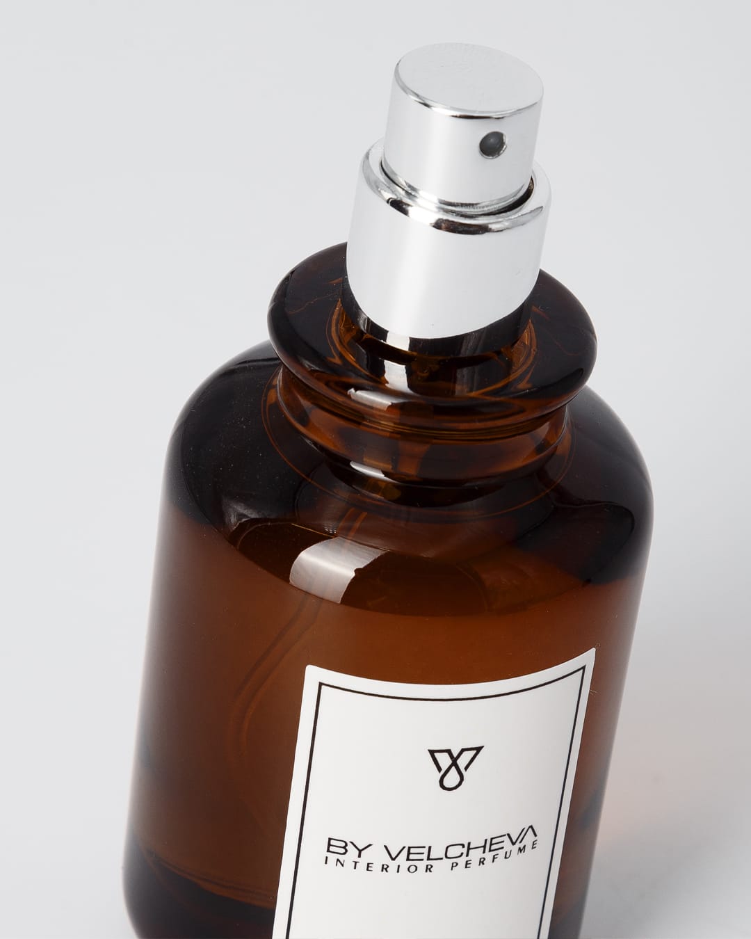Raumduft Spray in kleiner, braunen Glasflasche mit schwarzem Deckel entefrnt