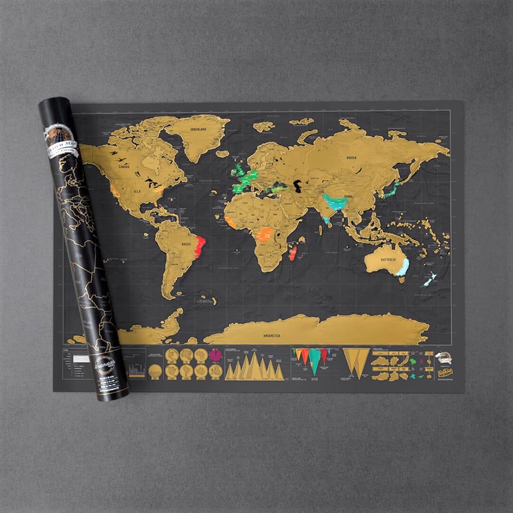 Eingerollte und ausgerollte, goldene Weltkarte mit schwarzem Hintergrund