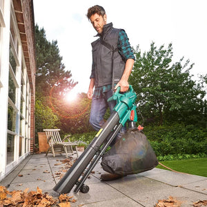 Grün-grauer Laubbläser / -sauger mit grossem schwarzen Beutel in einem Anwendungsbeispiel