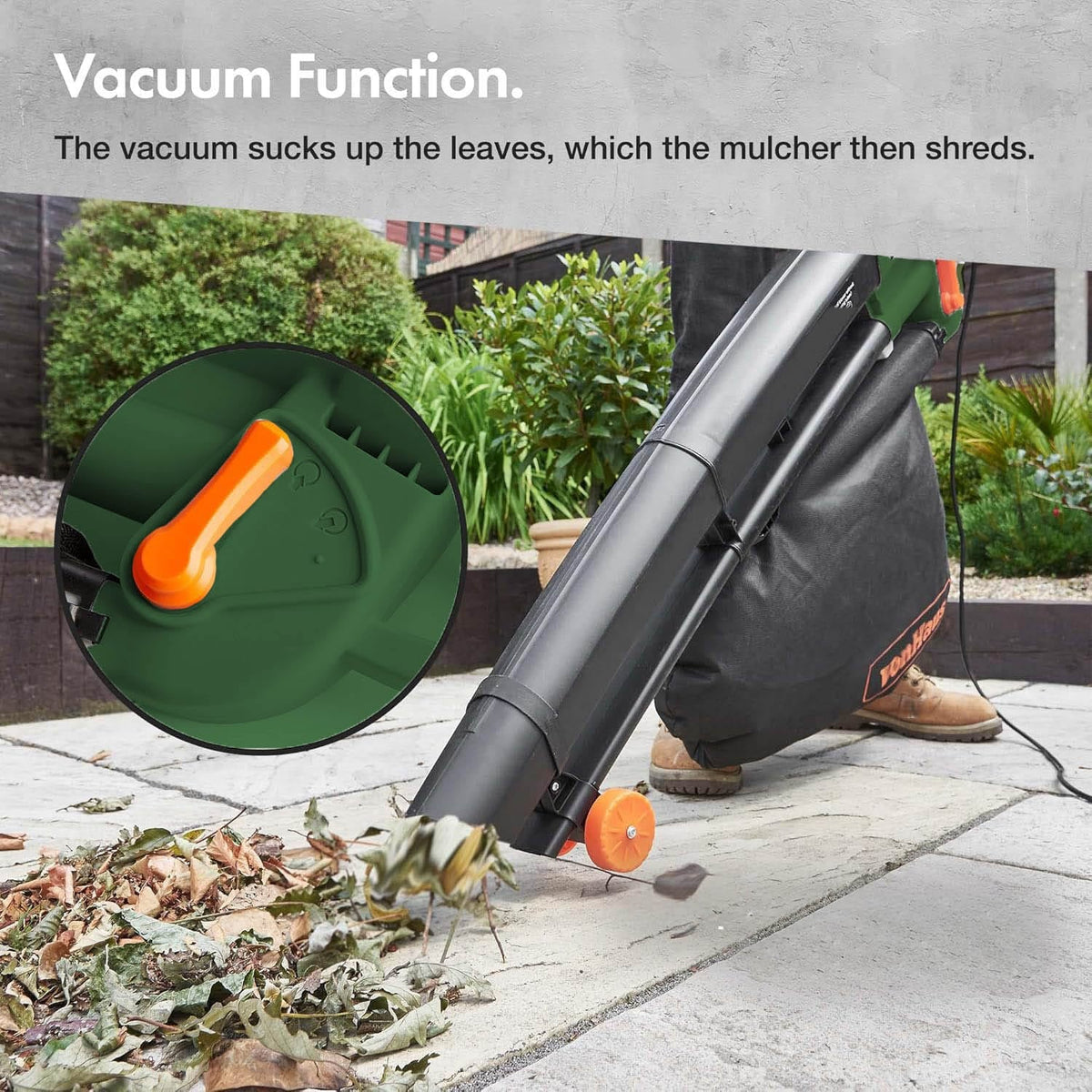 Grün-grauer Laubbläser / -sauger mit grossem schwarzen Beutel in einem Saugbeispiel mit Erklärung