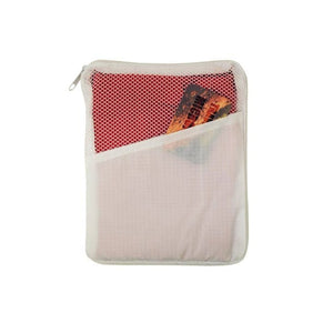 Rotes Mikrofasertuch in weissem Etui mit Reißverschluss und Netzfach