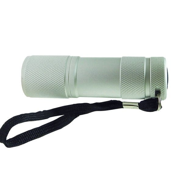 Silberne Taschenlampe mit schwarzer Schnur von der Seite