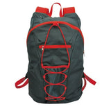 Schwarzer Rucksack mit roten Schultergurten und elastischer Schnürung auf der Vorderseite, inklusive Reißverschlussfach und Netz-Außentasche