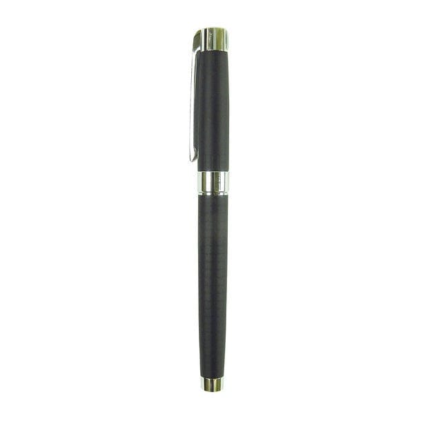 Schwarzer Stift in einem Karo-Muster mit Deckel und silbernen Details von der Seite