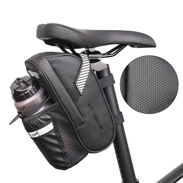 Schwarze Fahrraddatteltasche mit Getränkefach von der Seite