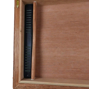 Herangezoomtes Bild des Zigarren-Befeuchters auf der linken Seite in der Box