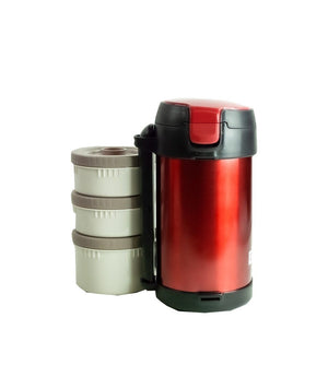 Rote Lunchbox mit Besteckset und drei Vorratsdosen