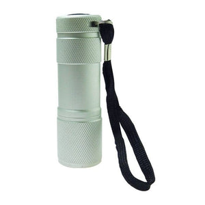 Silberne Taschenlampe mit schwarzer Schnur von oben